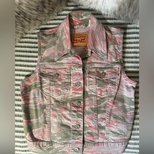Levi’s Pink Camouflage Sleeveless Trucker Vest | Small